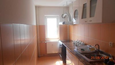 Bacau Ap 2 cam decomandat, et 3 renovat 27000 Euro