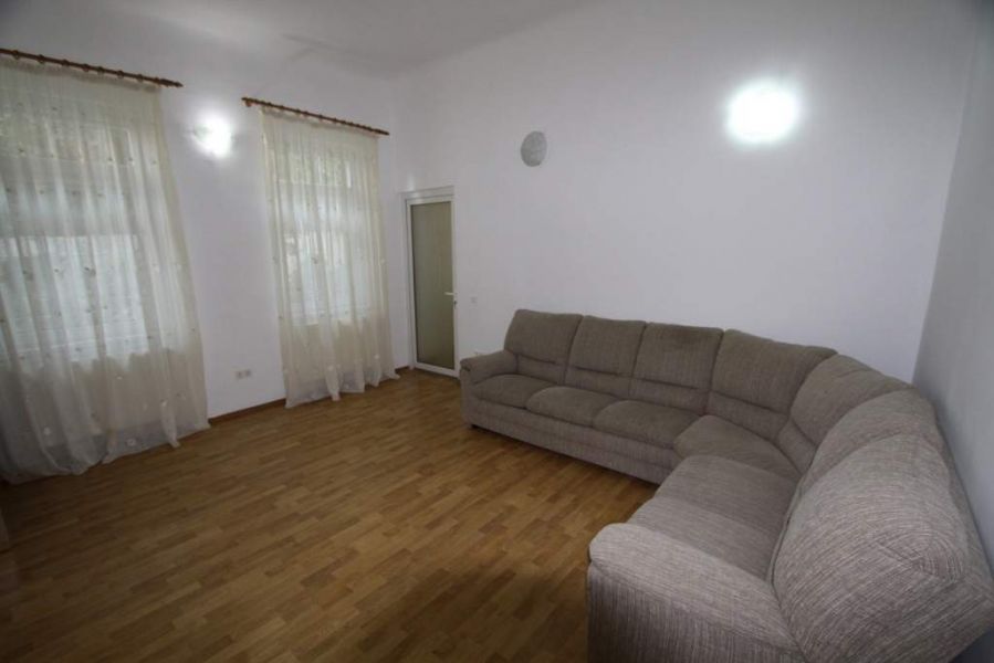 Inchiriere 2 apartamente la casa cu curte, la pretul de 750 EUR fiecare