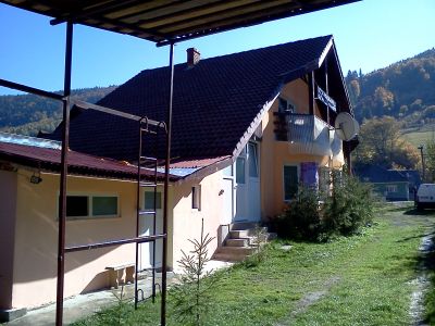 CAZARE SZALAS IN VALEA DRAGANULUI la VILA ROCK HOUSE linga barajul DRAGAN