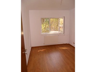 De vanzare apartament 3 camere - Zona Virtutii