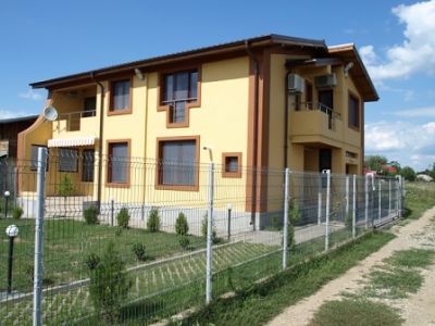 VAND VILA IZVORANI LANGA LAC