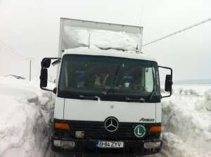 Transport marfa, transport mobila, relocari sedii camion cu lift hidraulic 1t si transpaleta