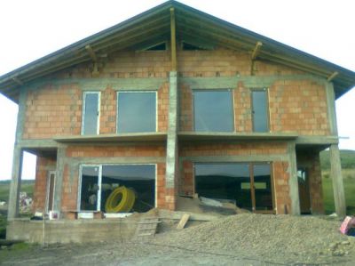 Vand casa in rosu-jumatate de duplex