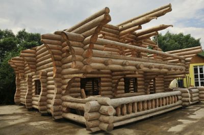 Realizez constructii din lemn