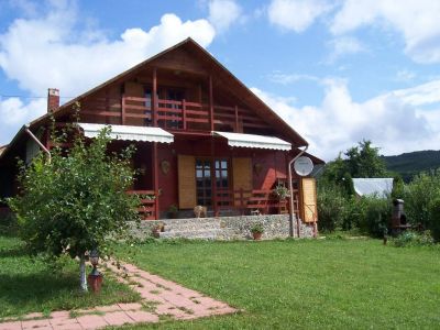 Vand casa in Luncani, cu 4 camere, zona superba