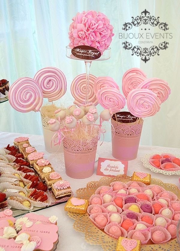  Macaroons, briose, minitarte si cake-pops toate pentru un candy bar personalizat Constanta 