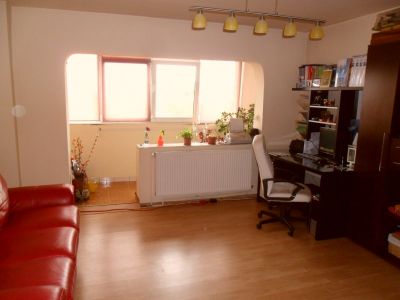 De vanzare apartament 2 camere - zona Apusului