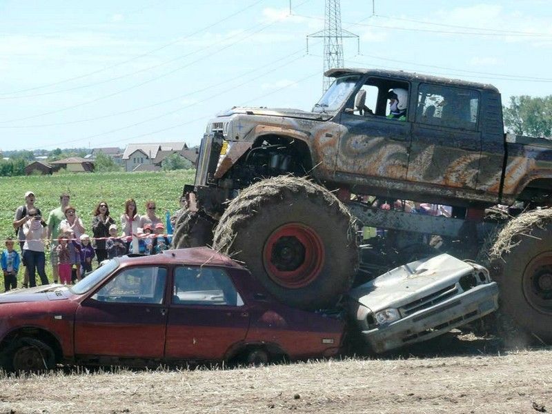 Monster Truck zdrobeste inamicul pe 19 Aprilie 2014!