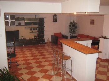 Vand apartament nou in vila