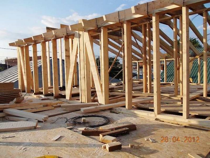 Case la rosu, structuri de lemn