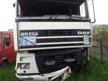 Vand cap tractor daf xf 95 accidentat