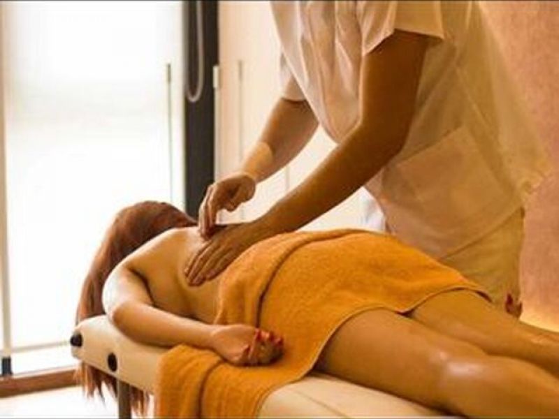 Maseur de top expert in servicii de relaxare infrumusetare