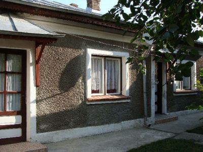 Vand 2 case batranesti in Targoviste central
