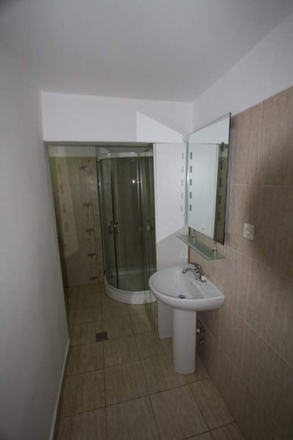 Inchiriere 2 apartamente la casa cu curte, la pretul de 750 EUR fiecare