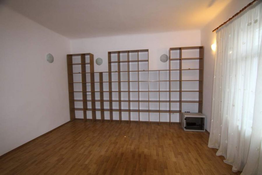 Inchiriere 2 apartamente la casa cu curte, la pretul de 750 EUR fiecare