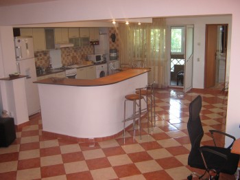 Vand apartament nou in vila