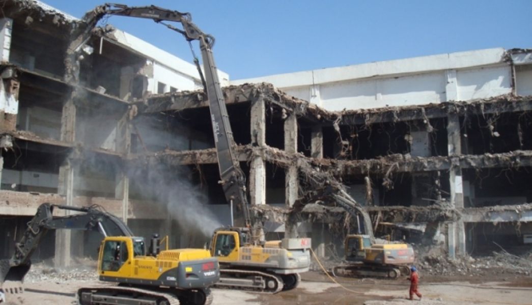Demolari hale, cladiri, blocuri in toata tara!