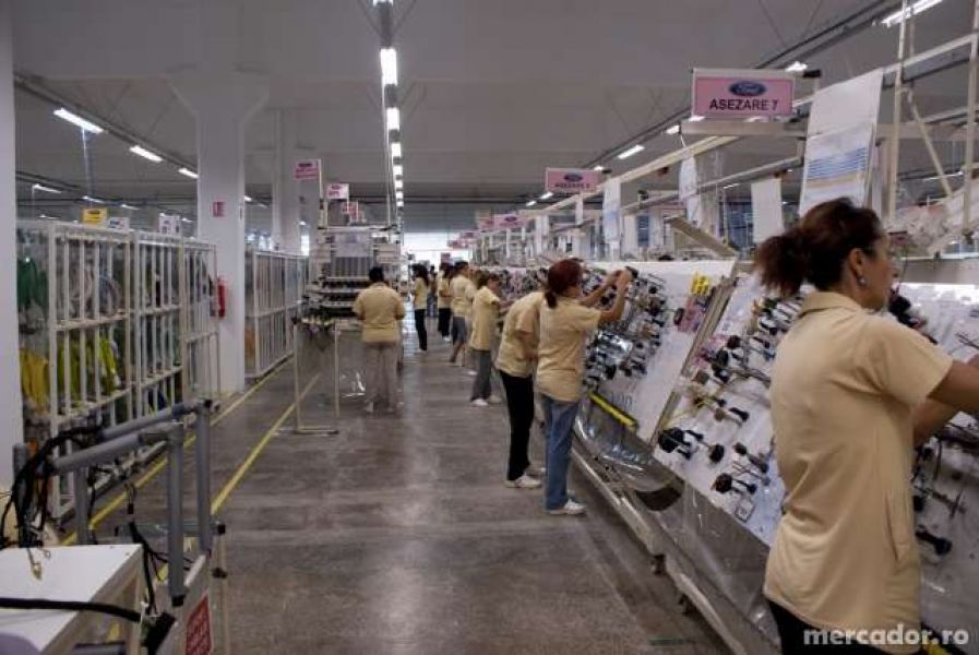 Munca la fabrica de cablaje