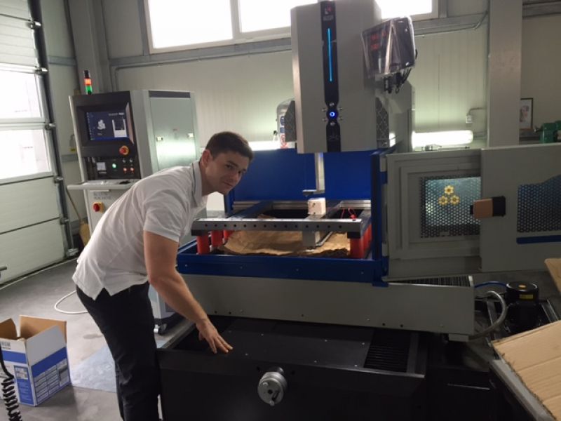 Debitare pe masina de electroeroziune