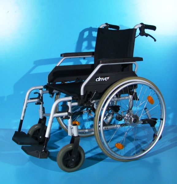 Scaun cu rotile din aluminiu invalizi Drive - latime sezut 49 cm