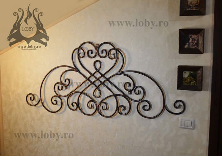 Panou decorativ pentru perete din fier forjat.