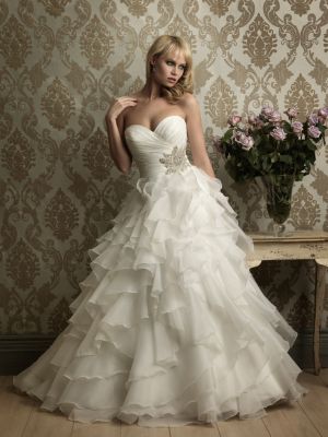 de inchiriat rochie de mireasa cu volane by Best Bride