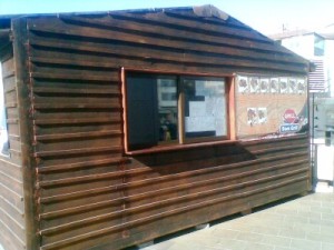 Vand afacere sau cabanuta lemn utilata pentru activitate grill