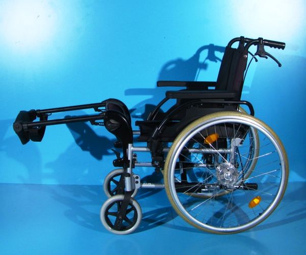 Scaun cu rotile Breezy - latime sezut 43 cm