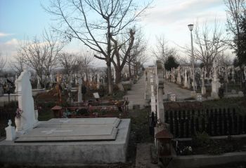 Vand loc de veci in cimitirul Metalurgiei din Bucuresti . 5000 lei , telefon 0762298115 vand_groapa@