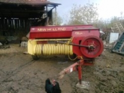 Presa balotat pe ata/ sfoara New Holland 270