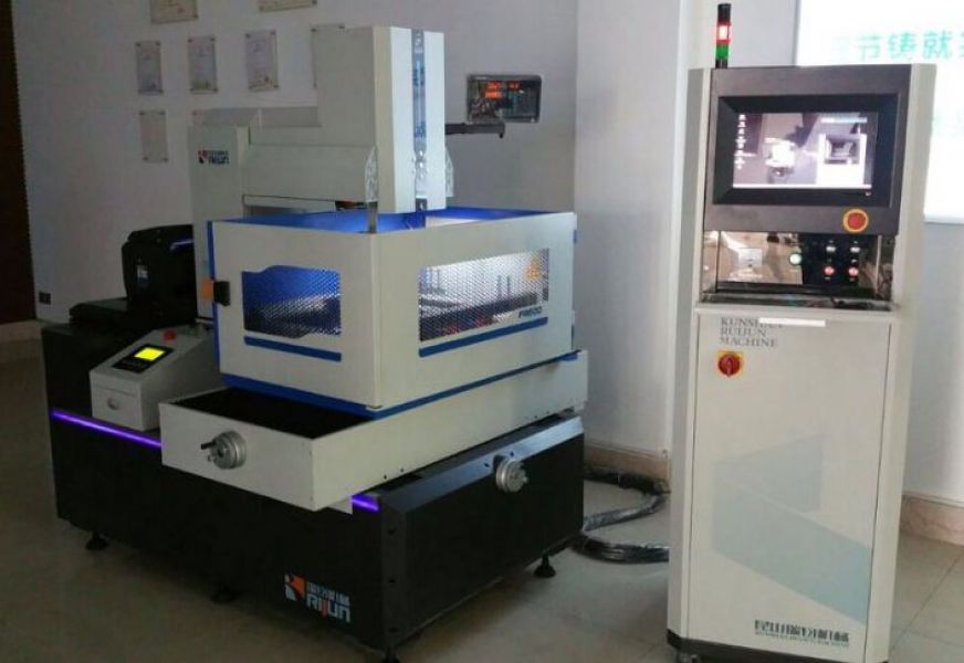 Masina de electroeroziune cu fir