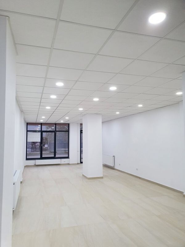 Spatiu comercial 73 mp de inchiriat in blocul DC5 Ramnicu Valcea