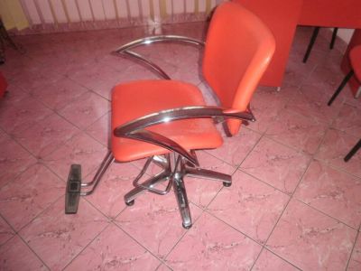 Vand 2 scaune de frizerie/salon - stare buna - pret 850 lei/scaun
