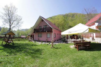 Cazare in satul de vacanta Boga, muntii Apuseni, zona Padis