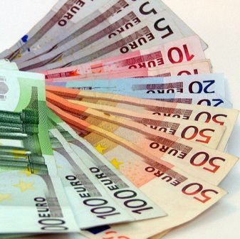 Lucrez �ntr-o agenție de finanțare 