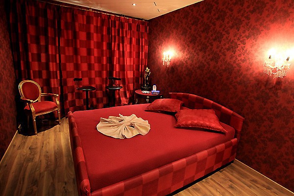 Club exclusivist din Zurich-Elvetia, angajeaza tinere simpatice, agreabile si zambitoare