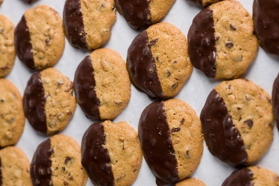 Dulciuri in fabrica Germania, ambalat biscuiti 1700 euro