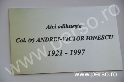 Placi funerare gravate, placi metalice gravate, placi gravate pentru cruci