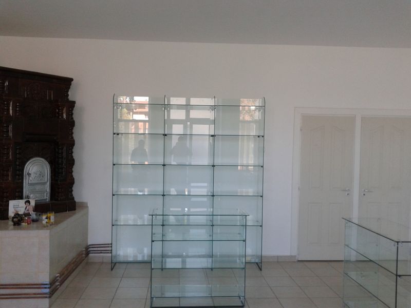 Rafturi sticla tejghele vitrine mobilier sticla magazine
