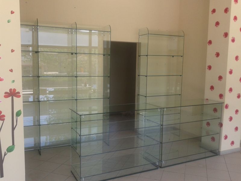 Rafturi sticla tejghele vitrine mobilier sticla magazine