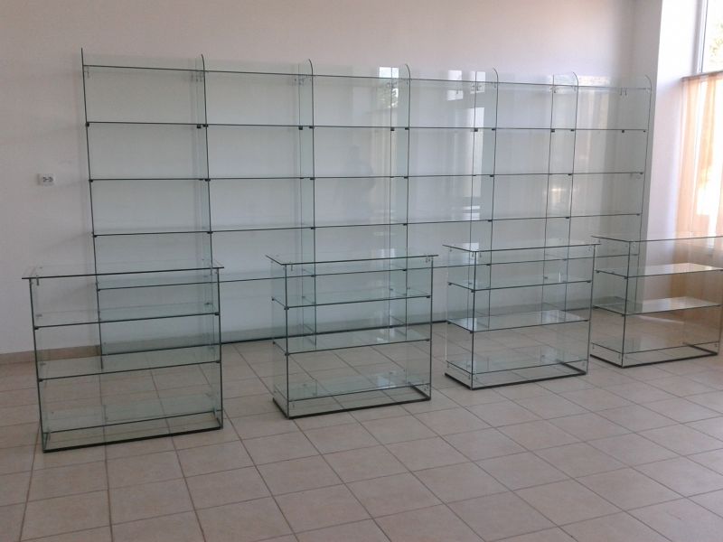 Rafturi sticla tejghele vitrine mobilier sticla magazine