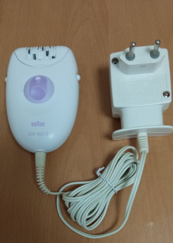 Vand Epilator BRAUN cu incarcator original ,de 12V 400mA